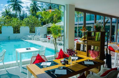 Apartamentos Ocean Stone Phuket By Holy Cow 10
