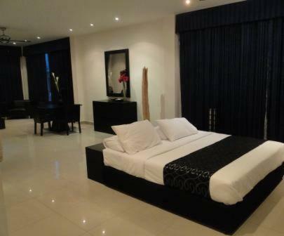 Hotel East Suites