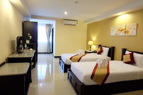 Hotel The Grand Day Night