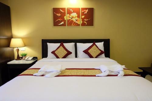 Hotel The Grand Day Night
