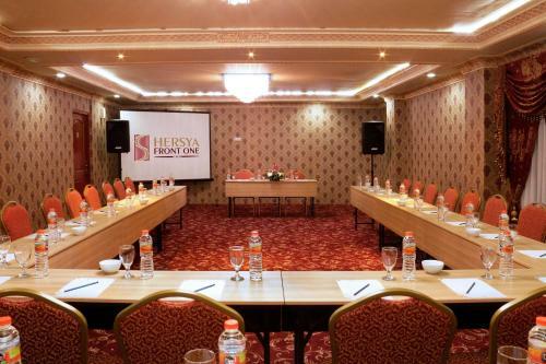 Hotel Hersya Front One Inn Surabaya