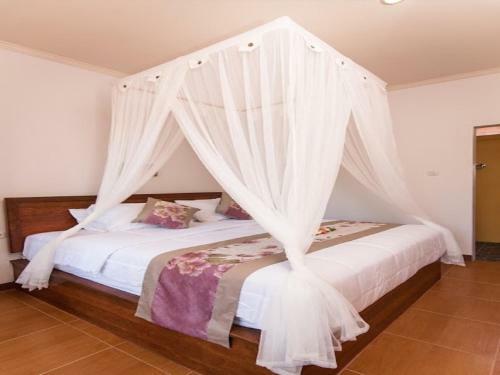 Hostal Yellow Bridge Guest House