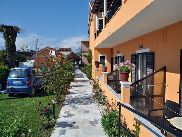 Makis Studios Apartments