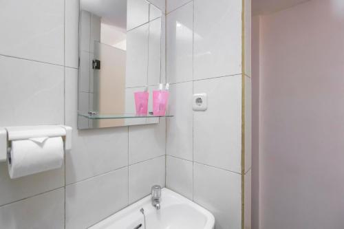 Hostal Reddoorz Plus Near Galaxy Bekasi