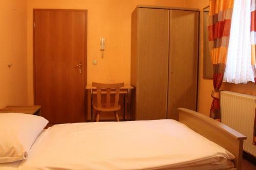 Hostal Angelis Pension - Restaurant Zum Gr�nen Baum