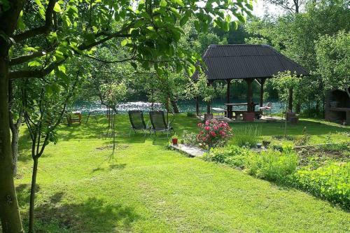 UNA Holiday House