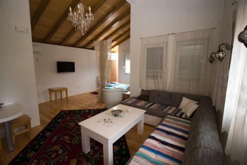 Hotel & Rooms Lombrelle