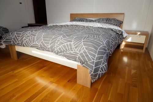 House Elan84 Pale