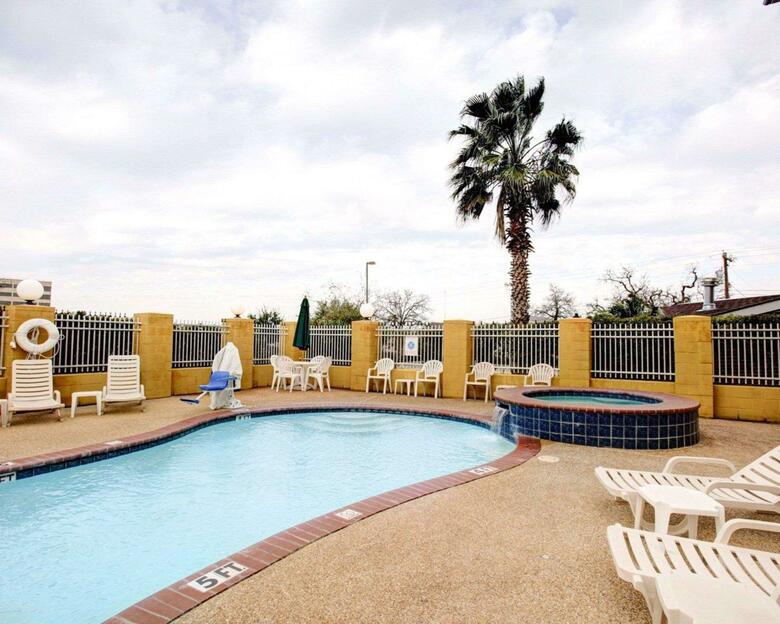 Hotel Comfort Suites University Drive