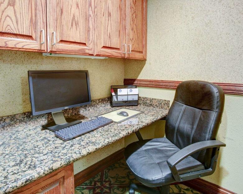 Hotel Comfort Suites University Drive