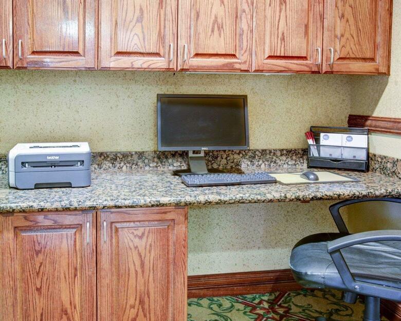 Hotel Comfort Suites University Drive