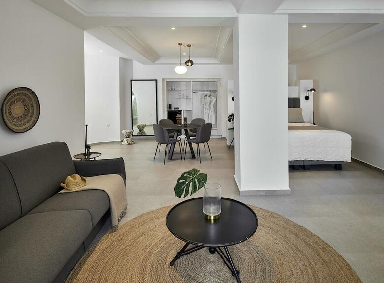 Hotel Petit Palace