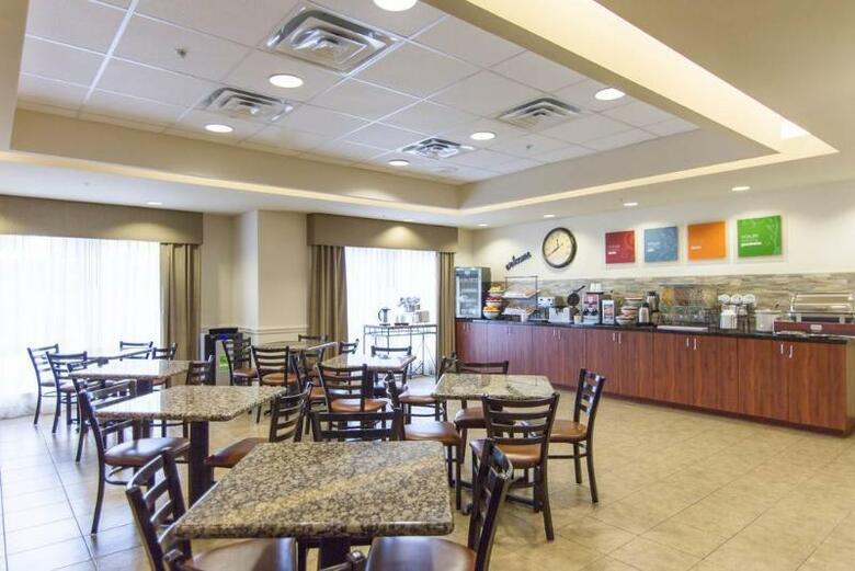 Hotel Comfort Inn And Suites Airport