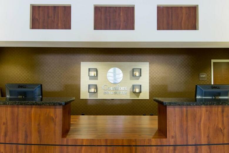 Hotel Comfort Inn And Suites Airport