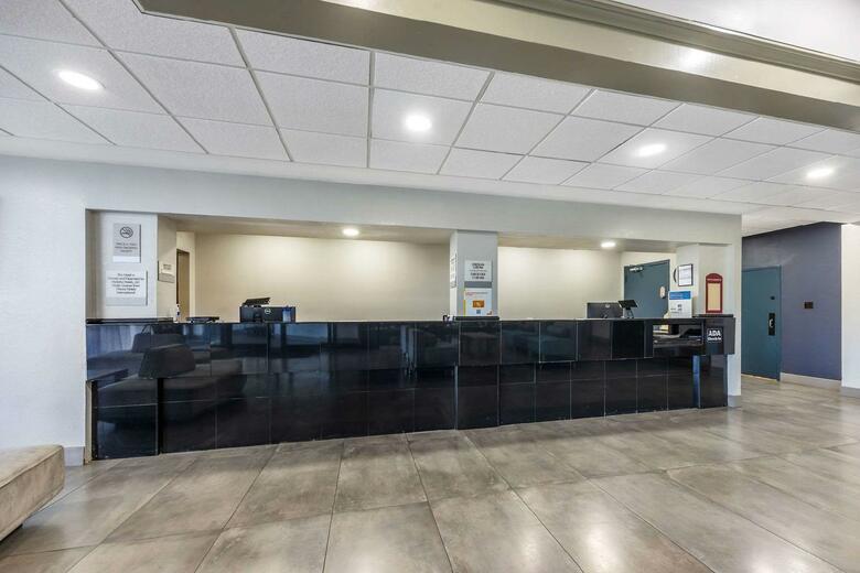 Hotel Clarion Inn & Suites