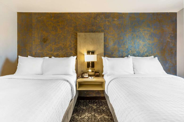 Hotel Clarion Inn & Suites