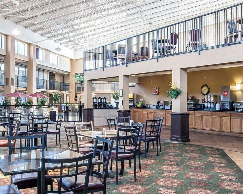 Hotel Clarion Inn & Suites