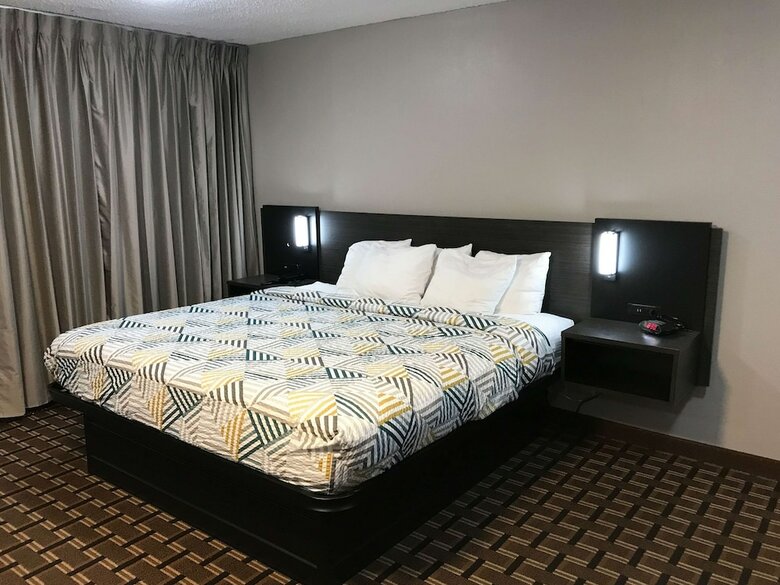 Hotel Clarion Inn And Summit Center