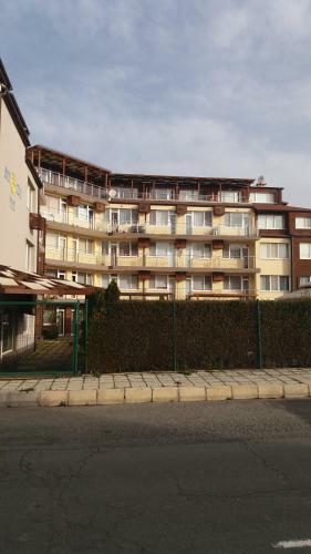 Private Apartment In Sunny House Family