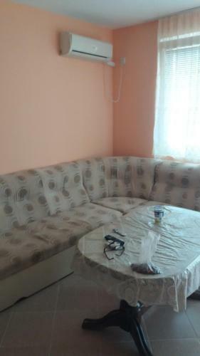 Private Apartment In Sunny House Family