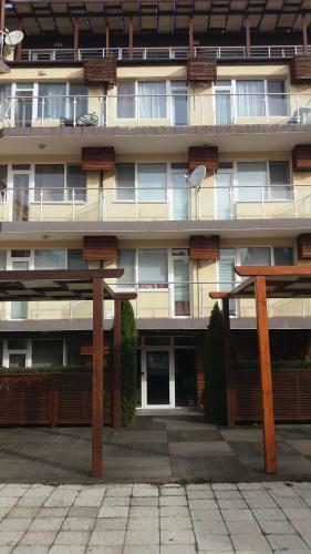 Private Apartment In Sunny House Family