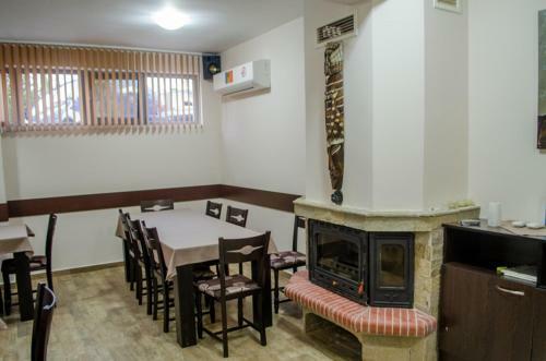 Hostal Guest House Dinevi
