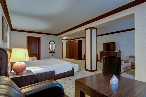 Shiroka Laka Hotel