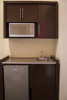 Monteleon Hotel And Suites