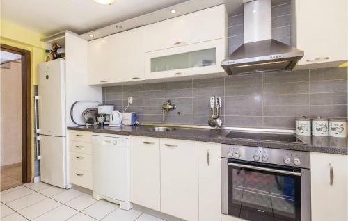 Three-bedroom Holiday Home In Barbat