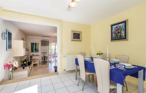 Three-bedroom Holiday Home In Barbat