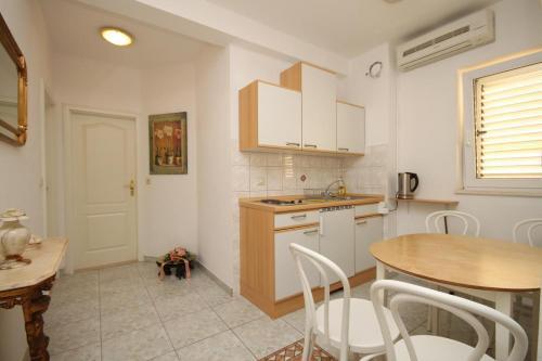 Hostal Twin Room Baska Voda 6704e