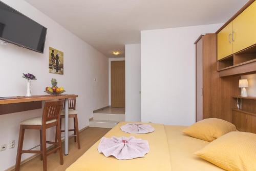 Apartments With A Parking Space Brela (makarska) - 11687