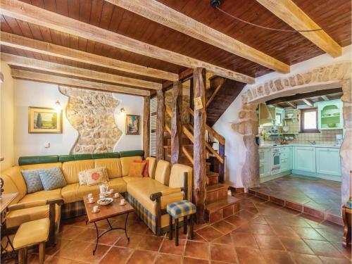 Three-bedroom Holiday Home In Dobrinj
