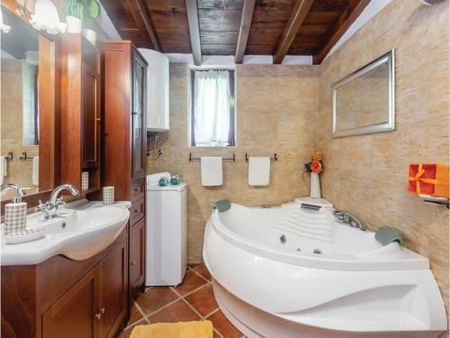 Three-bedroom Holiday Home In Dobrinj