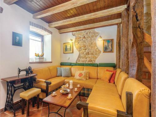 Three-bedroom Holiday Home In Dobrinj