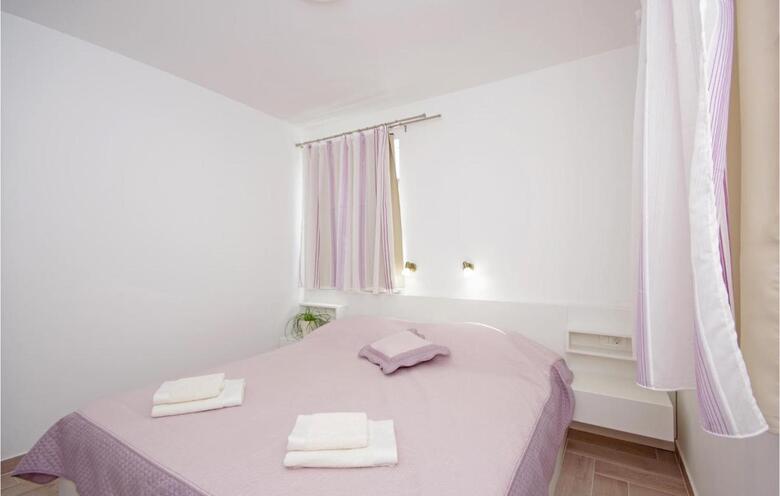 Three-bedroom Holiday Home In Drvenik