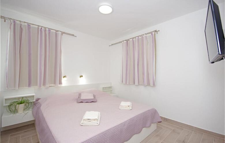 Three-bedroom Holiday Home In Drvenik