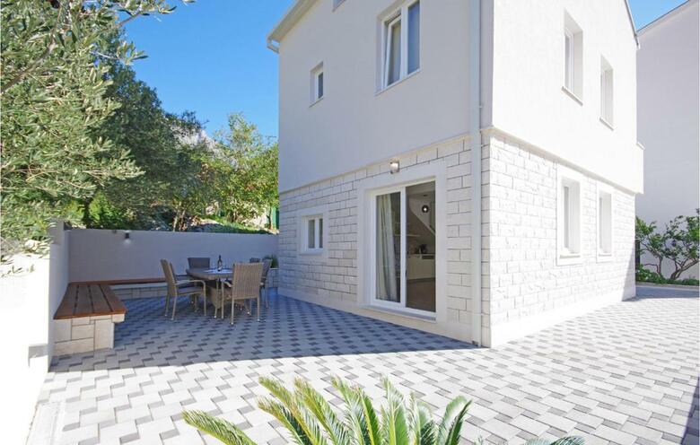 Three-bedroom Holiday Home In Drvenik