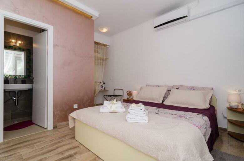 Hostal Apartment & Room Lady O