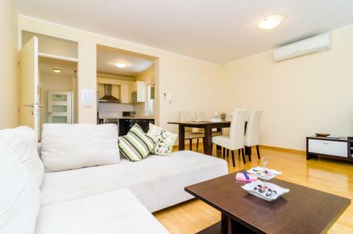 Niko's Sea View Apartment