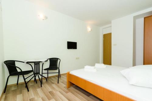 Apartments And Rooms With Wifi Dubrovnik - 11145
