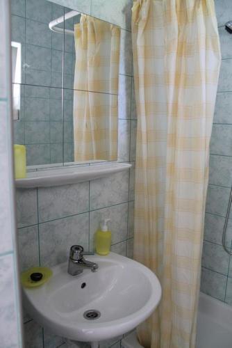 Apartment Gradac 12977a