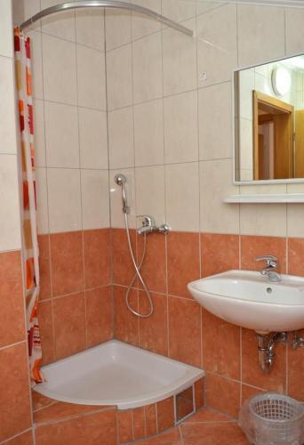 Apartment Gradac 13681c