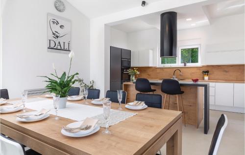Five-bedroom Holiday Home In Kujici