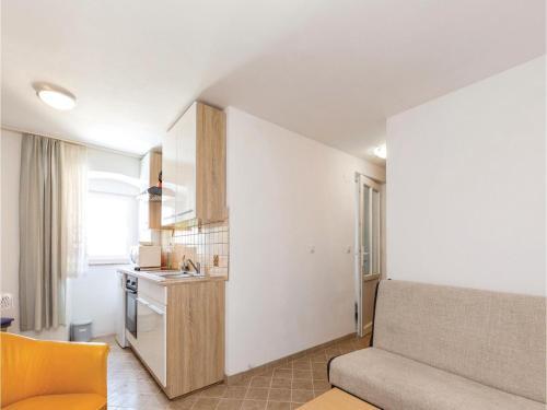 Two-bedroom Holiday Home In Hreljin