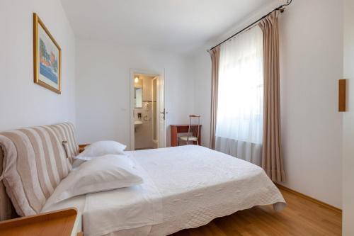 Hvar Villa Sleeps 8 Pool Air Con Wifi T739246