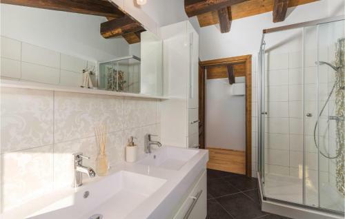 Seven-bedroom Holiday Home In Kanfanar