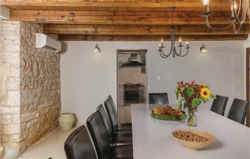 Seven-bedroom Holiday Home In Kanfanar