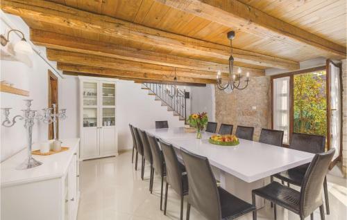 Seven-bedroom Holiday Home In Kanfanar
