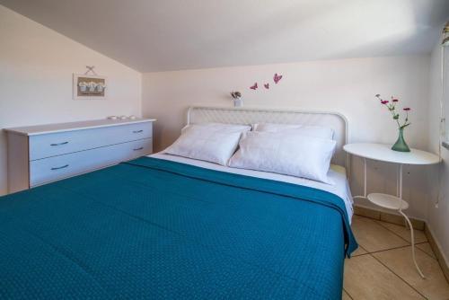 Apartments With A Parking Space Krk - 5424